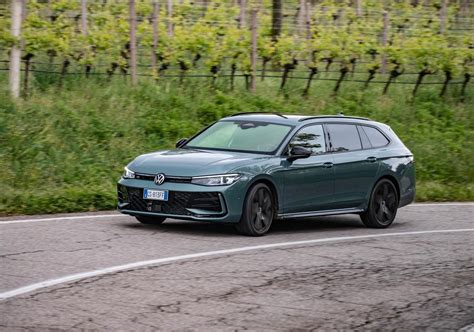 Volkswagen Passat Variant su strada