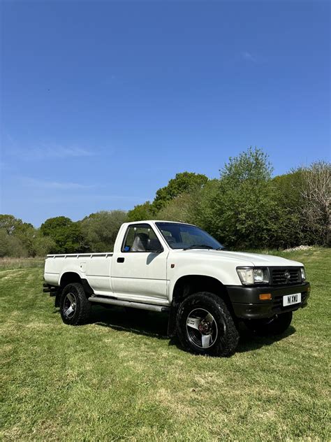 Toyota Hilux 1996 su terreno accidentato