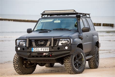 Nissan Patrol Y61 in ambiente off-road con attrezzatura da campeggio sul tetto
