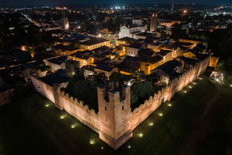 Facciata storica di una gioielleria sotto i portici di Castelfranco Veneto