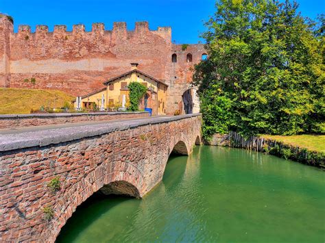 Scorcio storico di Castelfranco Veneto con le mura