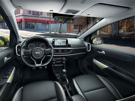 Interno di una Kia Picanto con un bracciolo installato