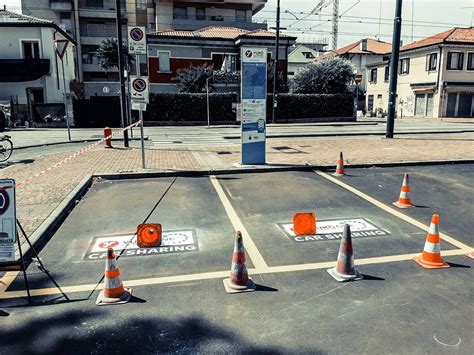 Segnaletica orizzontale e verticale per parcheggi a pagamento