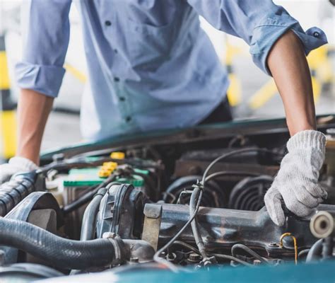 Meccanico specializzato Bosch Service al lavoro