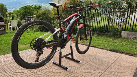 Bici elettrica appesa al cavalletto per la manutenzione