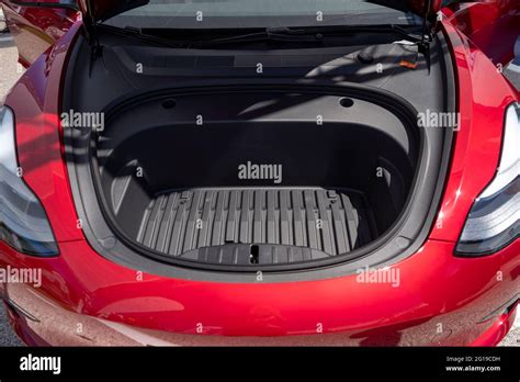 Immagine bagagliaio Tesla Model 3 e frunk