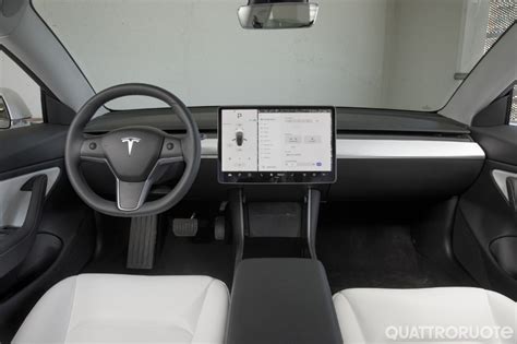 Interni Tesla Model 3 con display centrale