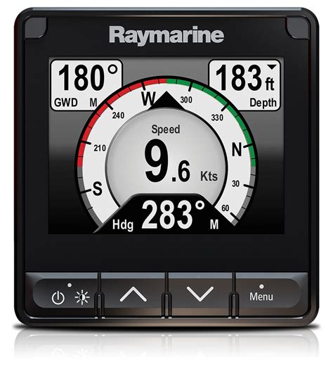 Navigatore che consulta un display multifunzione Raymarine con dati del motore