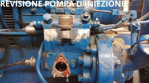 Pompista specializzato che lavora su una pompa d'iniezione