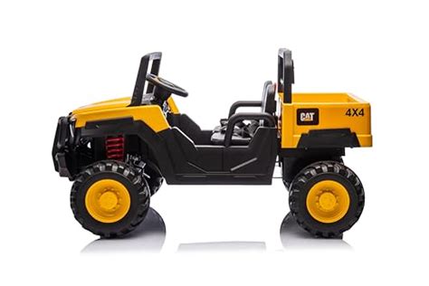 Macchina Caterpillar in cantiere con cerchioni in evidenza