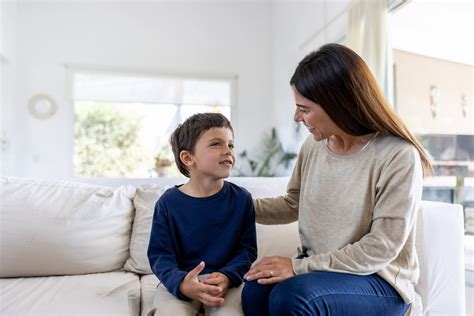 Adulto che parla con un bambino arrabbiato