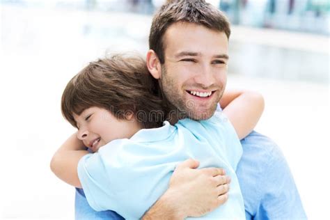 Genitori che abbracciano il figlio in un momento di difficoltà