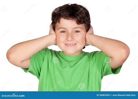 Bambino con le mani sulle orecchie per il troppo rumore