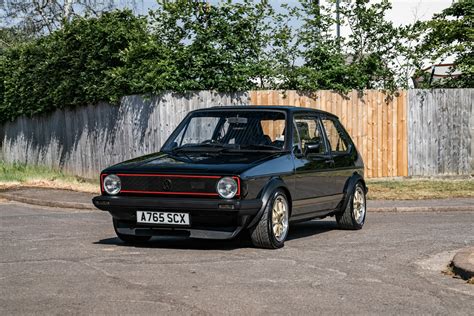 Volkswagen Golf GTI 1983 verde Lhasa su strada