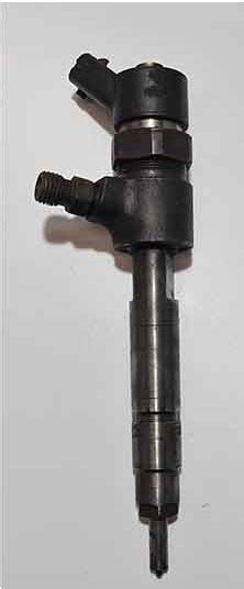 Primo piano di un iniettore pulito e uno sporco