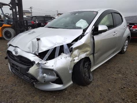 Toyota Yaris damaged fender