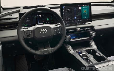 Interni della nuova Toyota RAV4 con display digitale