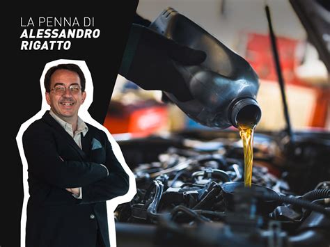 Tecnico che effettua un tagliando auto