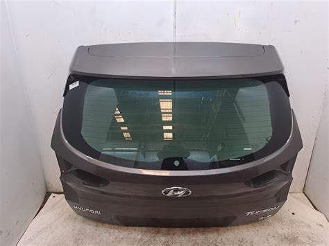 Hyundai Tucson NX4 con portellone posteriore aperto