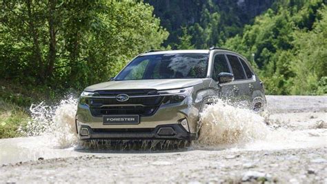 Subaru Forester 4dventure in un paesaggio montano