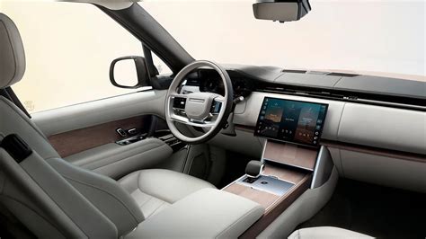 Interni lussuosi della Range Rover Sport con display infotainment