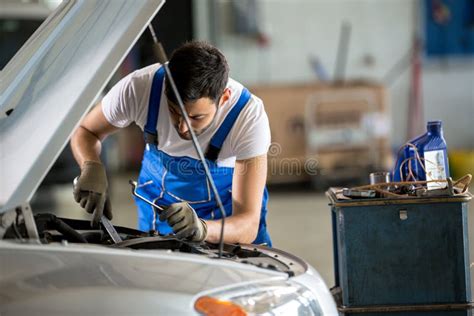 Meccanico che controlla il sensore dell'auto