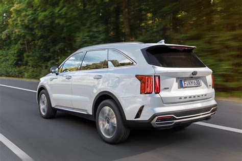 Kia Sorento in primo piano con logo assicurazione
