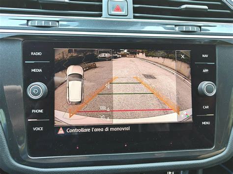 Volkswagen Tiguan con telecamera posteriore integrata nello specchietto
