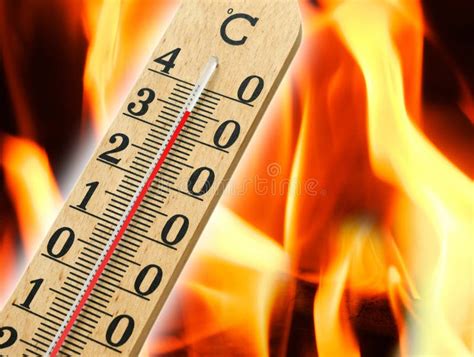termometro che indica alta temperatura e bottiglia di olio