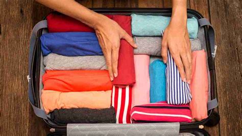 Interno di una valigia organizzata con vestiti arrotolati e cubi da imballaggio