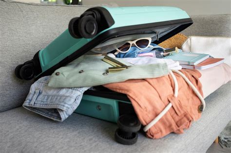Valigia aperta con vestiti piegati in modo ordinato e cubi per il packing