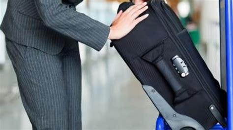 Professionista in aeroporto con un bagaglio a tracolla elegante