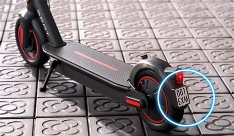 Monopattini elettrici con targa e casco obbligatori