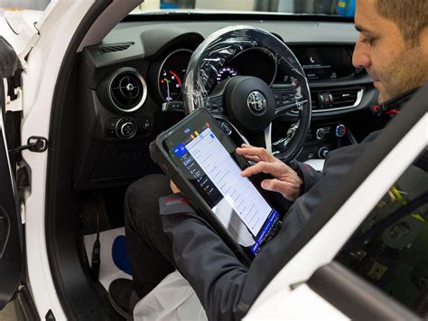 tecnico specializzato che esegue una diagnosi su una centralina auto