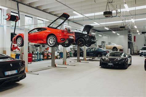 officina con auto sollevata sul ponte pronta per un tagliando completo
