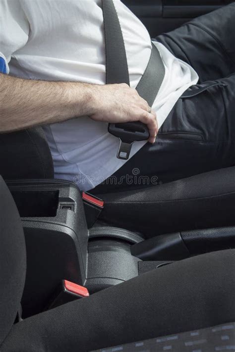 uomo che allaccia la cintura di sicurezza in un'auto