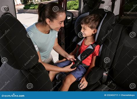 seggiolino per bambini installato in un'auto con cintura di sicurezza