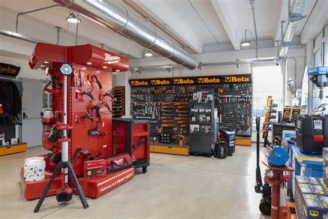 Essoire per area espositiva automobilistica