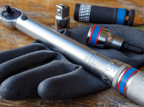 Chiave dinamometrica sui bulloni della testata