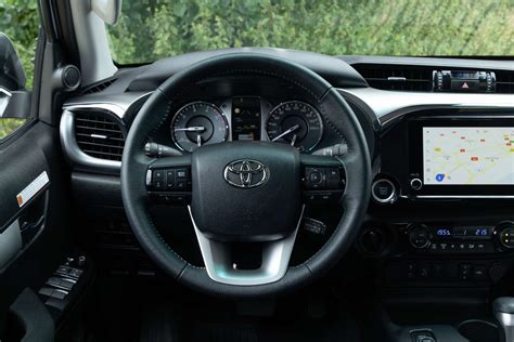 Interno di un Toyota Hilux con parabrezza sbrinato