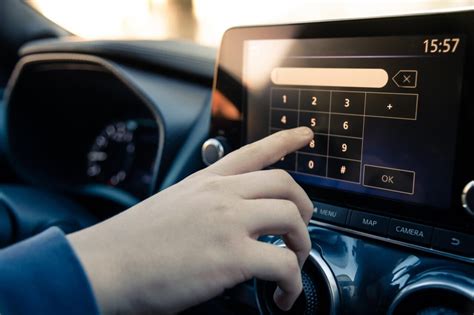 Interno di auto con schermi tattili e comandi fisici
