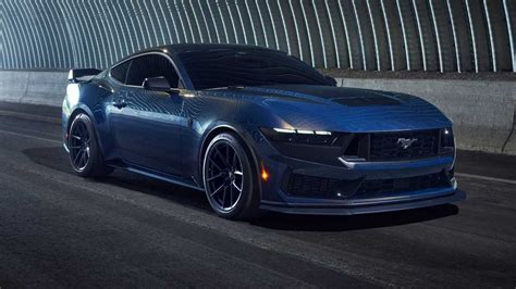 Ford Mustang Dark Horse in pista
