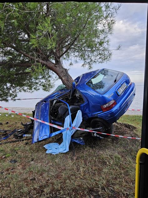 auto accartocciata dopo l'incidente contro un albero