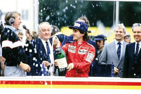 Alain Prost festeggia il suo primo titolo mondiale