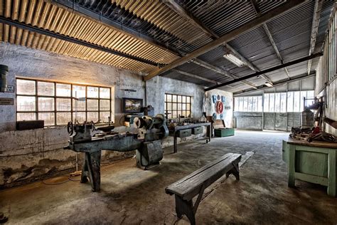 Vecchia officina automobilistica con auto d'epoca