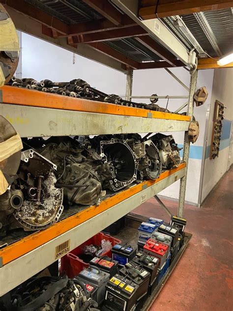 Sezione dedicata a motori e cambi d'epoca in un magazzino