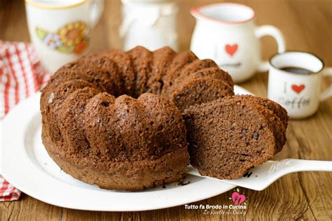 Ciambellone senza burro su un piatto con una tazza di caffè