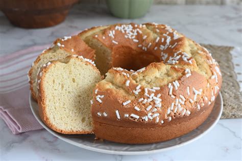 Ingredienti per il ciambellone su un tavolo da cucina