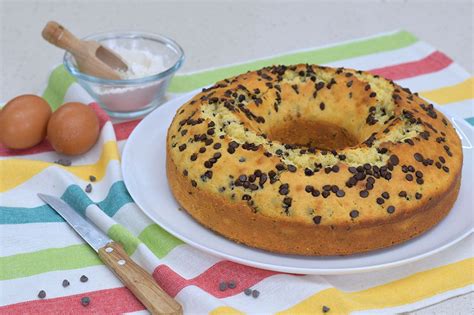 Fetta di ciambellone con gocce di cioccolato