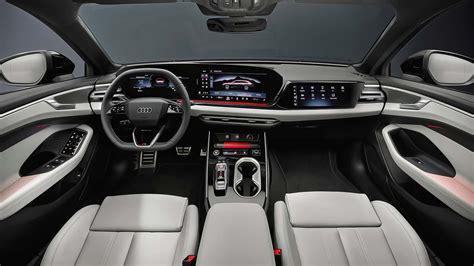 Interni Audi A6 con triplo display